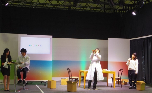 ステージでは薬の正しい飲み方などをコミカルにアピール