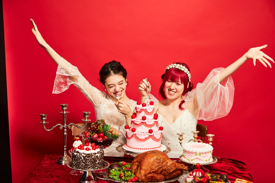 有料フォトブースドレスを着てお友達と撮影