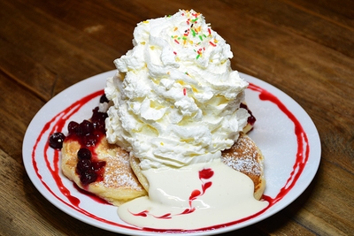デザートパンケーキ(写真はパンケーキ3枚ついたLサイズ)¥1,000(税抜)