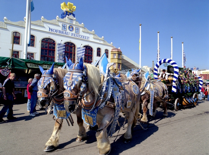 ビヤ樽を積んだブルワリーのパレード