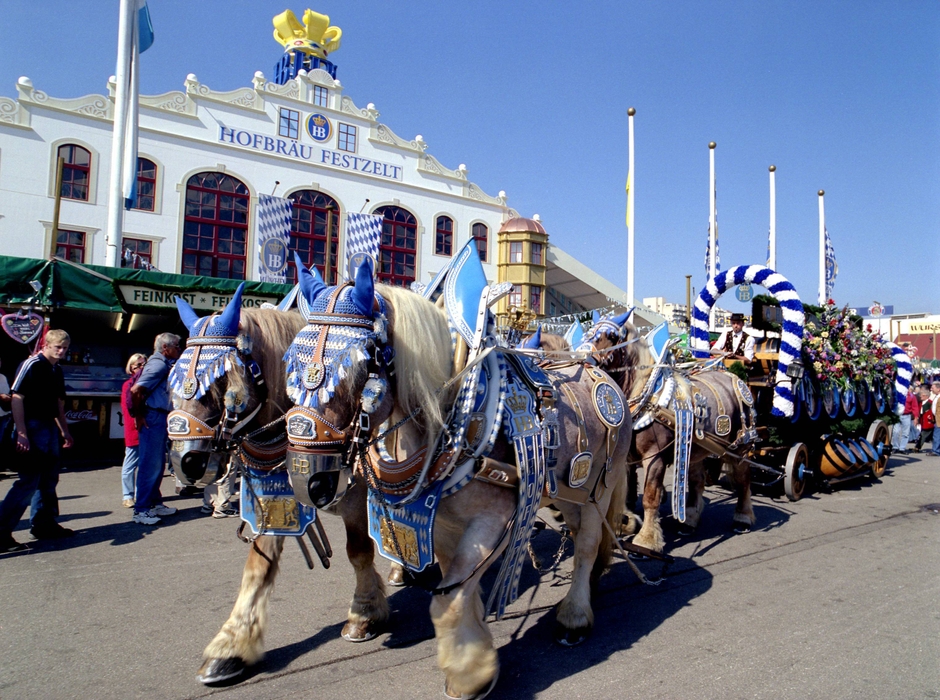 ビヤ樽を積んだブルワリーのパレード