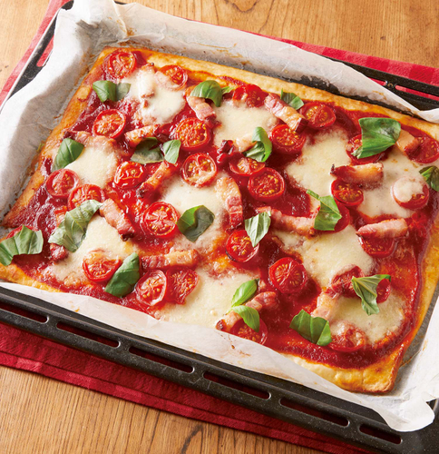 マルゲリータピザ：「ゆでうどん」を加えてつくるほのかに甘い生地に、トマトの甘酸っぱさがマッチ