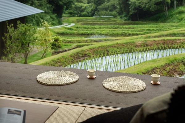 「蛍かごの間(棚田離れ)」縁側