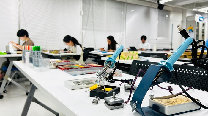 2025年度「工・芸制作演習」の授業風景 制御回路のハンダ付けも行われた