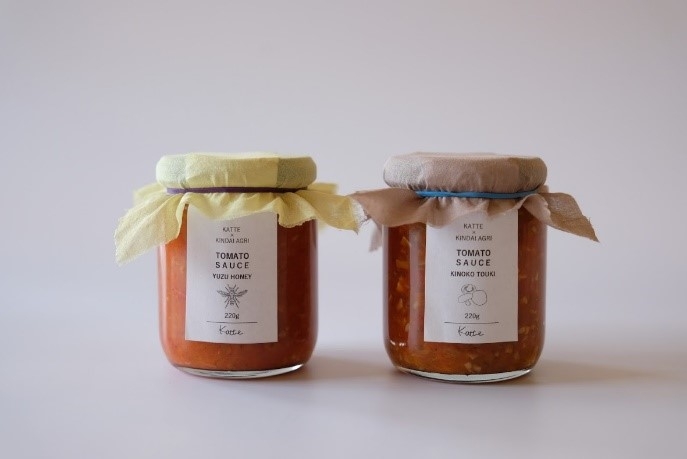 「トマトソース 柚子はちみつ」(左)、「トマトソース きのこ当帰」(右)