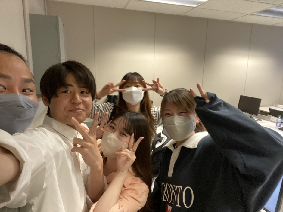 語学学校のクラスメイトと。関東や関西の大学から来ている学生とも仲良くなり、いろいろな刺激をもらいました