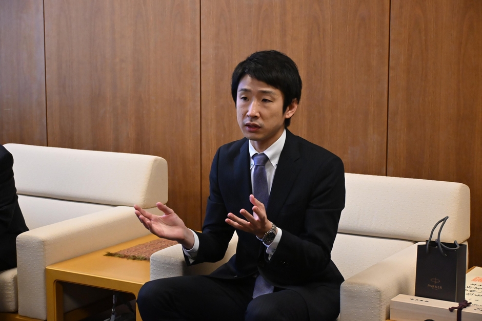 研究内容などを伝える朝長さん