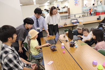 どっちのロボットが先にボールを動かすか競走です