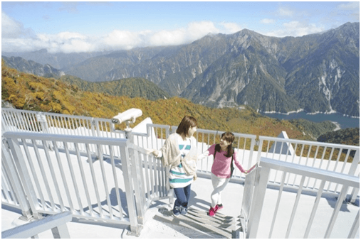 大観峰雲上テラスから紅葉の大パノラマが広がる眺め