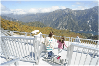 大観峰雲上テラスから紅葉の大パノラマが広がる眺め