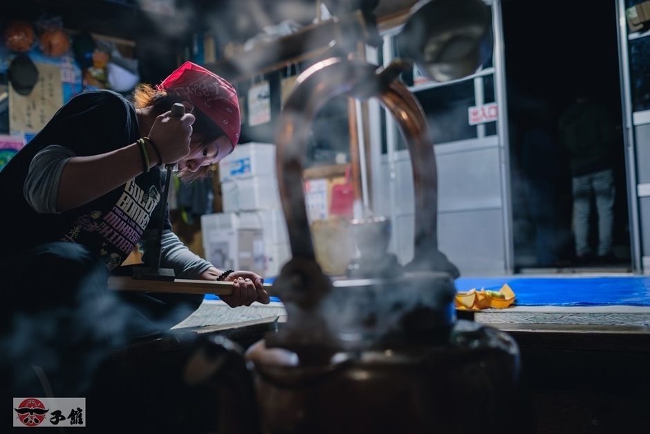 金剛杖に焼き印を押す山小屋の番頭さん