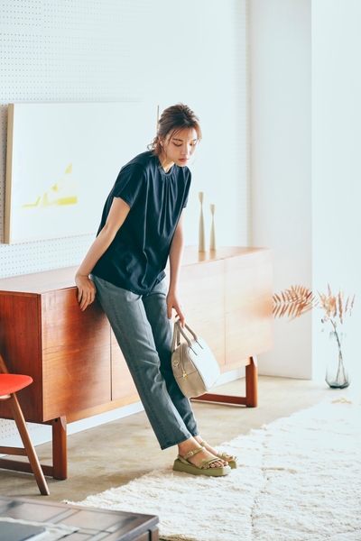  スタンドネックギャザーTシャツ¥2,637（税込）　グレーのデニムで落ち着いた大人のTシャツスタイル