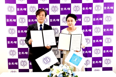 (左から)学長名代の加藤洋一国際教養学部長、真下峯子校長