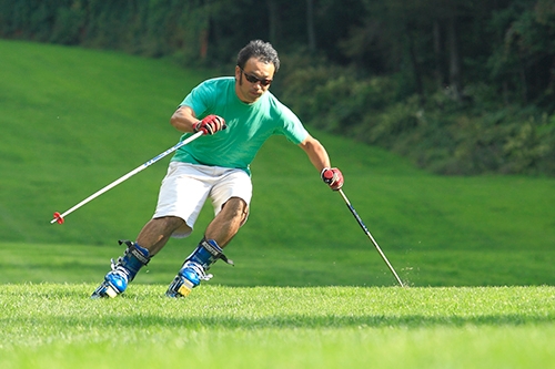 芝生の上を爽快に滑る!「グラススキー」