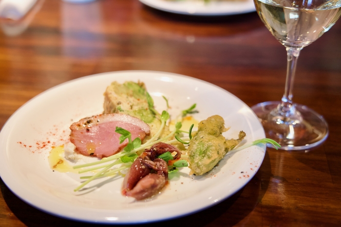 お酒が進む、素材とスパイスを楽しめる料理。カフェタイムにはケーキも楽しめる