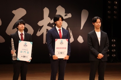 審査員特別賞を受賞した毛利さん(中央)