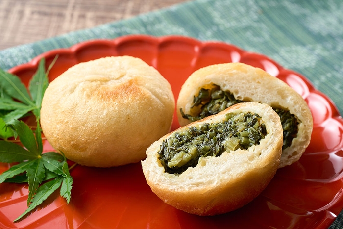 おやきも信州郷土料理。素朴な美味しさが郷土料理の魅力です。(鹿教湯提供メニュー)