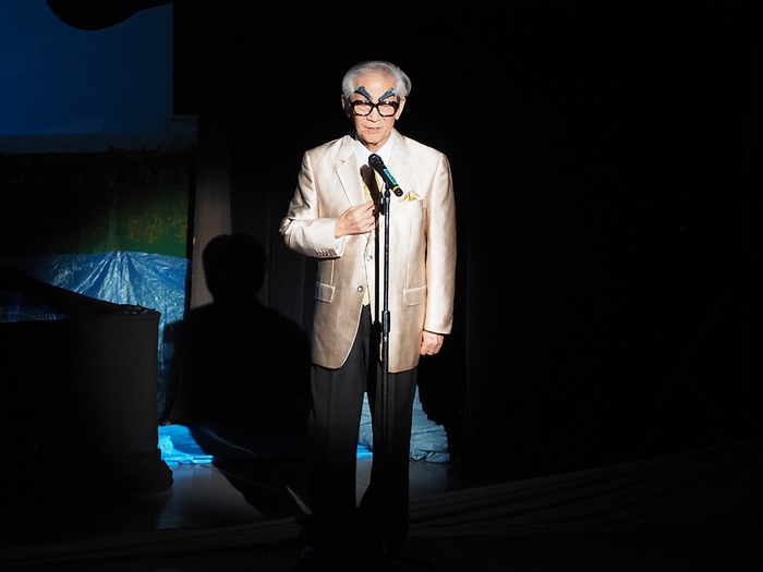 往年ギャグで会場を沸かせた。