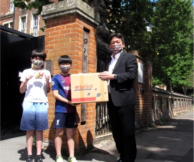 ロンドン日本人学校の皆様が受け取られた様子