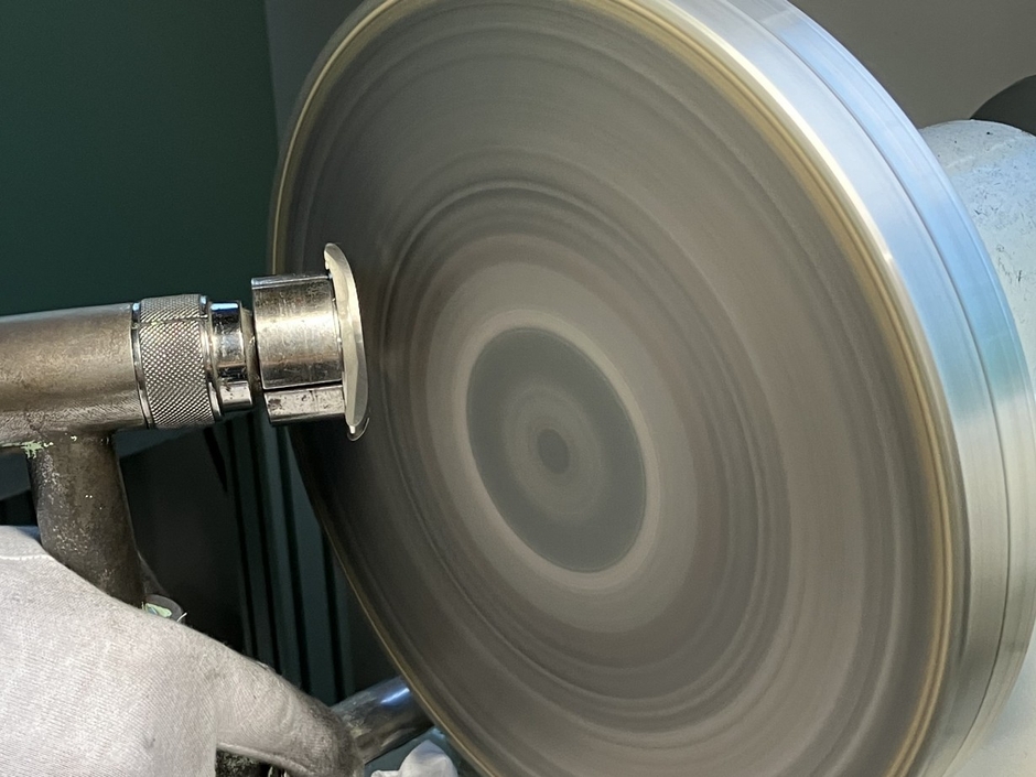 ケース研磨（ザラツ研磨）の様子