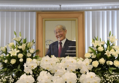 偲ぶ会で掲げられた小笠原名誉顧問の遺影