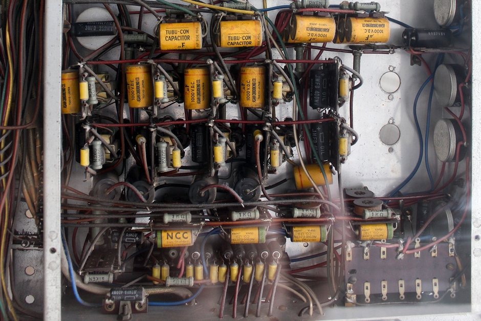 AO-1の裏面は、コンデンサや抵抗などが大量に使用されている