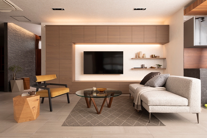 ARUNAi東京ショールーム/左からパーソナルチェア「KABUTO」、リビングテーブル「magnolia」、モジュールソファ「Epoch」