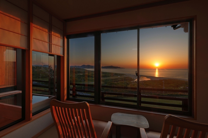 【海景・展望】温泉展望檜風呂付 和室(2階)|夕日ヶ浦の夕景が、一年で最も美しく映える初夏。