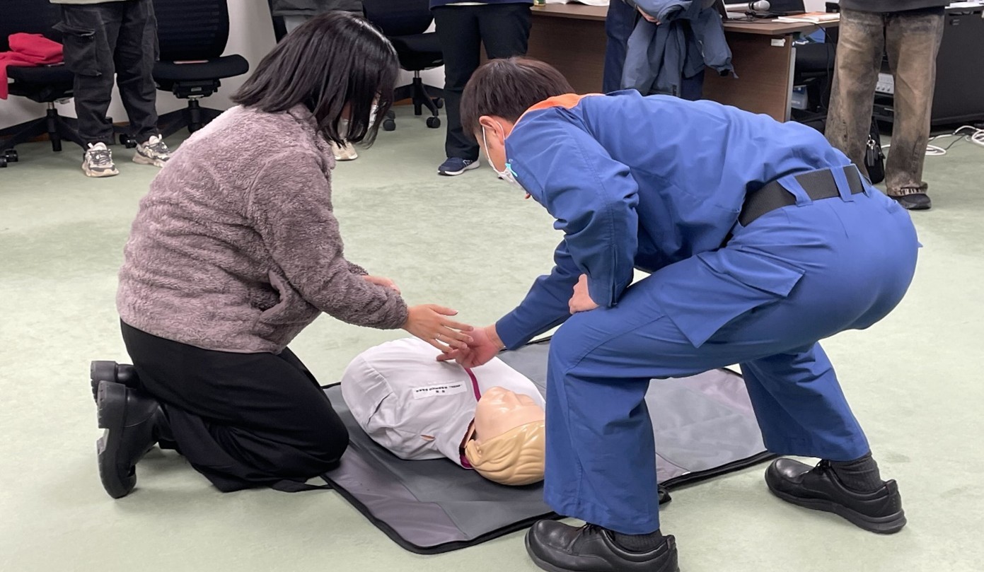 飯塚消防署の協力のもと、「令和7年度救命講習会」を実施　教育実習を控えた教員志望の学生が緊急時の救命措置を学ぶ