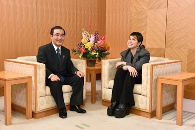 対談する森市長とAIさん