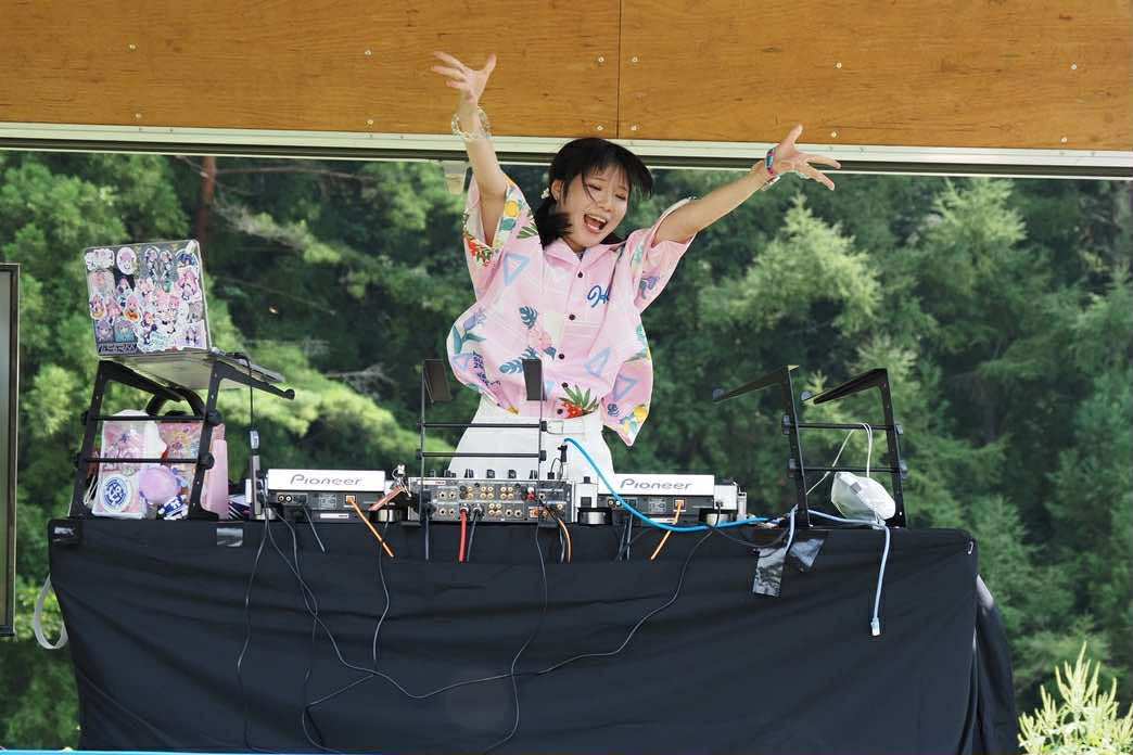 標高1&#44;000ｍの高原にアニソンが響きます