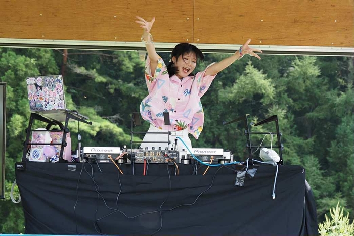 標高1&#44;000ｍの高原にアニソンが響きます