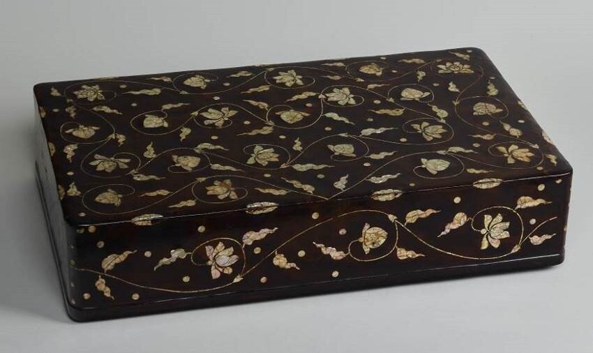 螺鈿唐草文衣裳箱