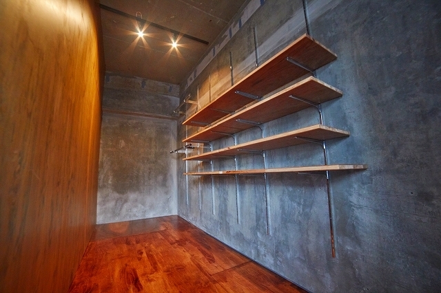 スタイリッシュなウォークインクローゼット