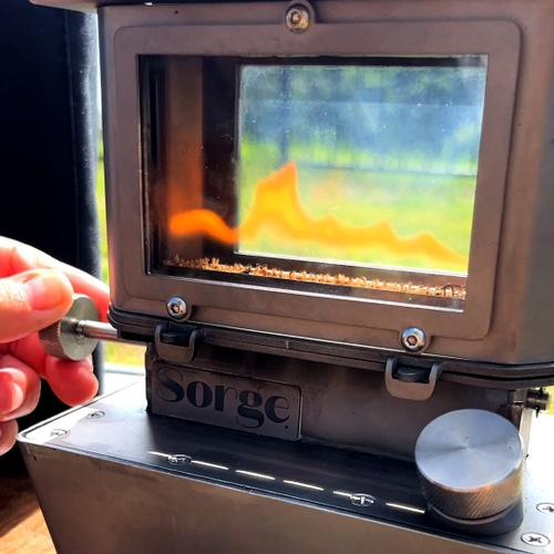 炎の揺らぎを美しく映す耐熱石英ガラスを採用