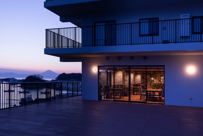 マゼラン湘南佐島<富士山を一望するテラスからの夕景>