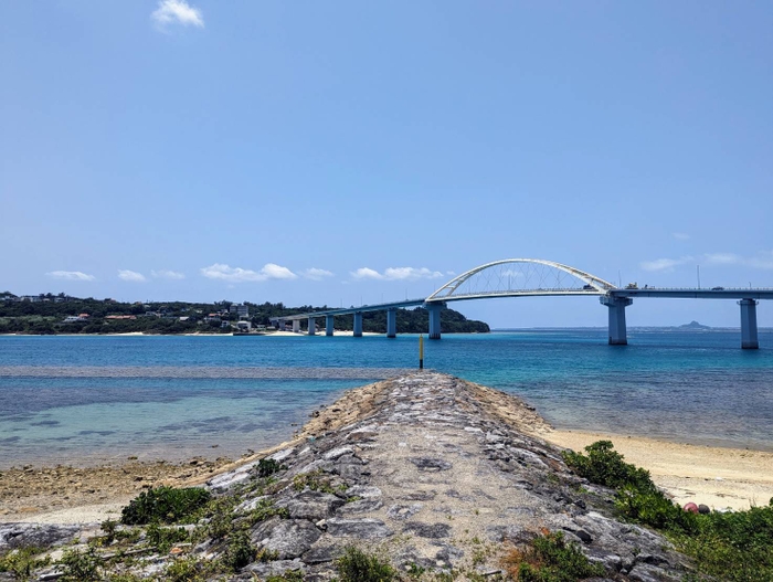 店舗からは瀬底大橋や瀬底島を臨むプライベートビーチへ下りられます