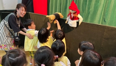 近畿大学九州短期大学附属幼稚園で人形劇鑑賞会を開催　プロの人形劇の演技や音楽に触れて想像力を育む