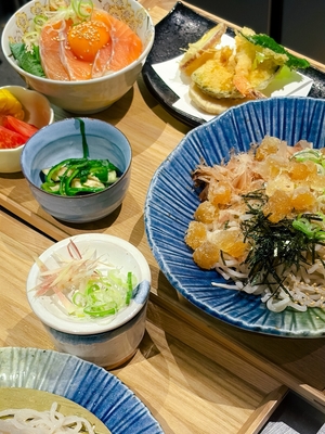 穂の間御膳 小丼や天ぷら、小鉢まで付いている大満足セット