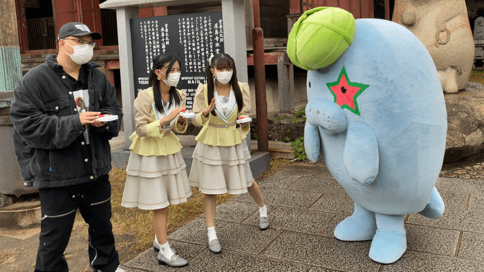 香川・高松市屋島の新屋島水族館、超毒舌マスコット・マナやん（右）