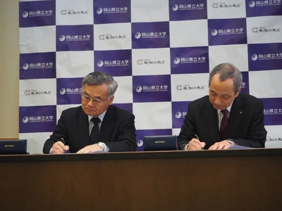 協定書に署名する辻学長(左)と柳澤学長(右)