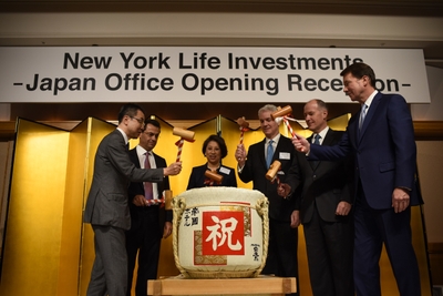 鏡開きに参加する米国大使およびNYLIM幹部たち