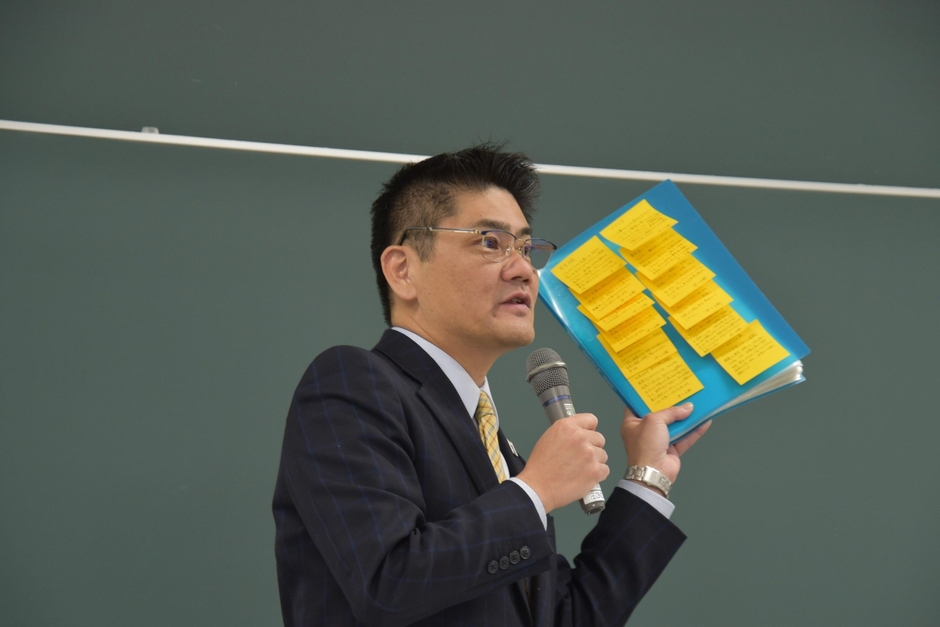 講評する伊川副学長