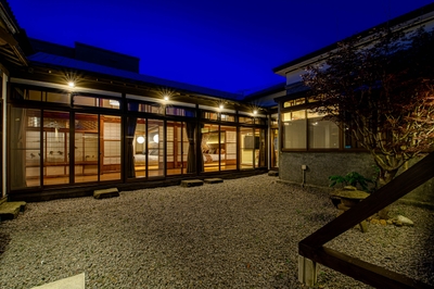 夜の中庭石庭