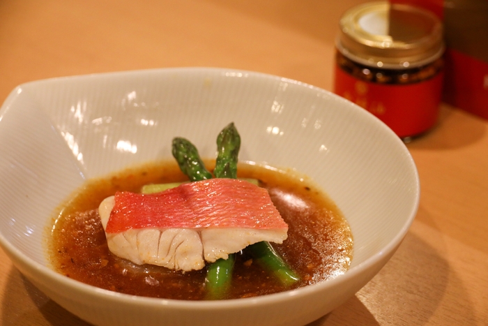 「金目鯛と茄子とアスパラの辣油餡かけ」金箔食辣油