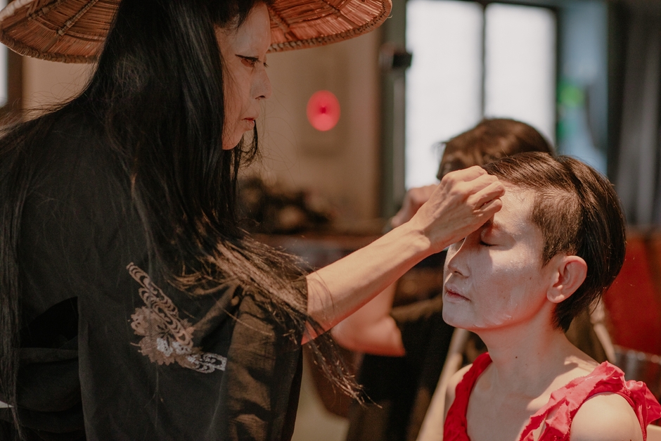 舞踏BAR内での白塗り体験。