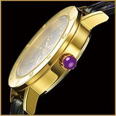 リュウズの紫の差し色など、こだわりのディテール