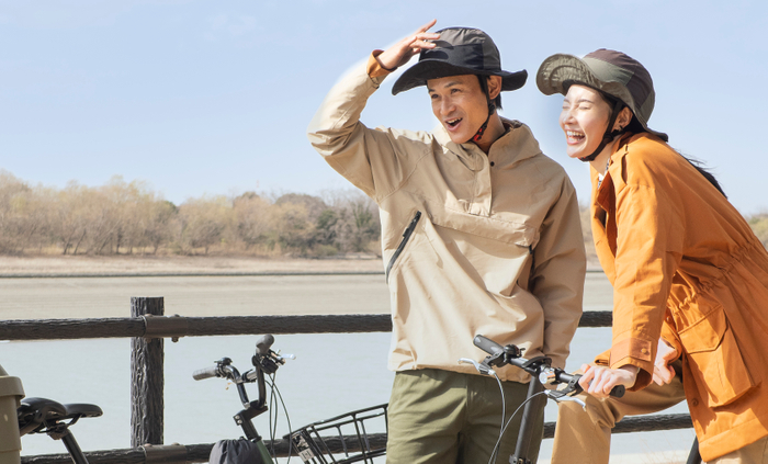 世代を問わず自然なイメージのアウトドアテイスト自転車ヘルメット「DAYS（デイズ」（2021年4月発売）。シェル帽体に帽子をかぶせる新スタイルが好評