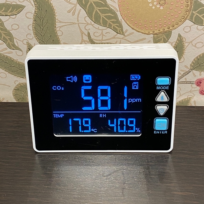 二酸化炭素濃度と湿度を各室で測定しています。