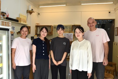 さや華さん（左端）、ペーターさん（右端）と